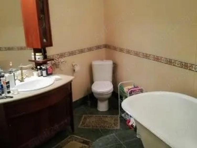 Casă cu 6 camere în Central