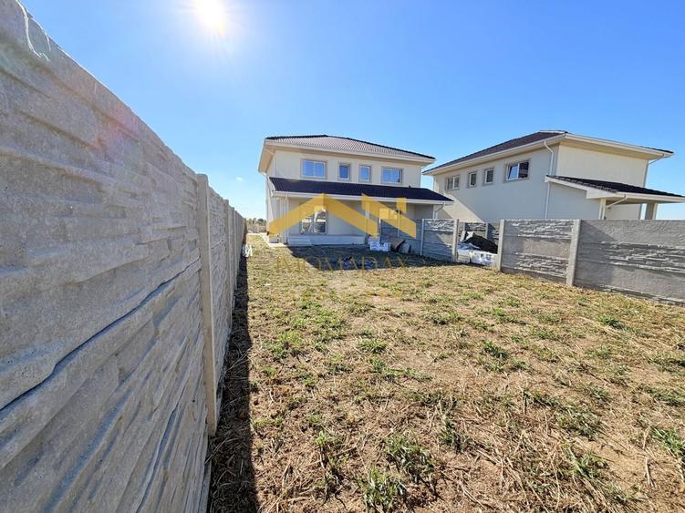 Duplex cu 3 camere cu Canalizare în Bucovăț (Remetea Mare)