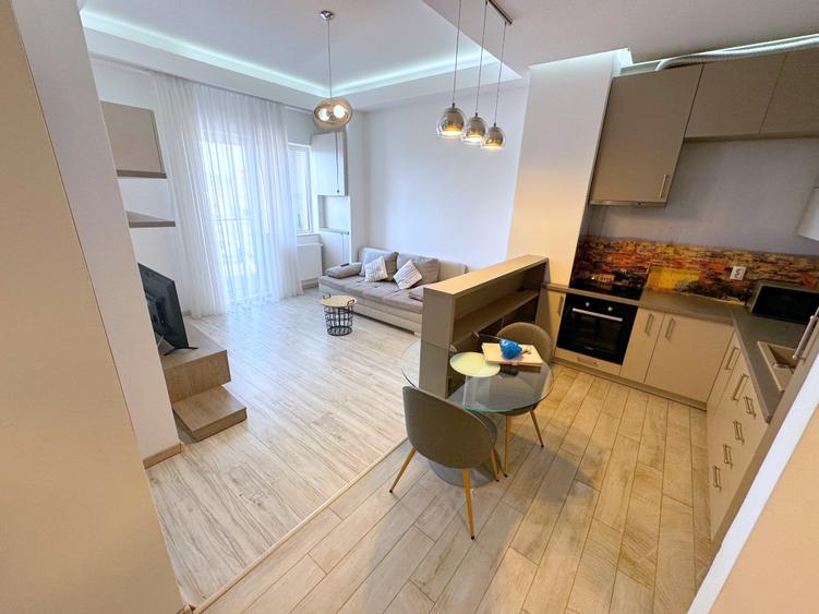 Apartament cu 2 camere semidecomandat, mobilat în Central