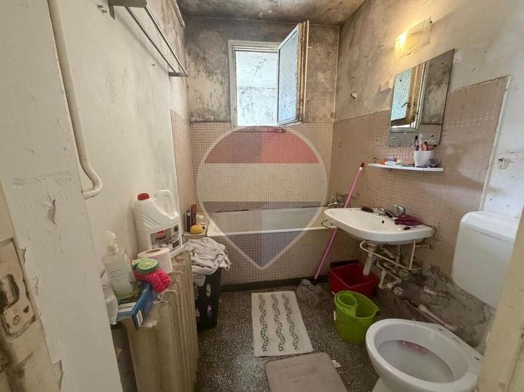 Apartament cu 3 camere semidecomandat în Titan