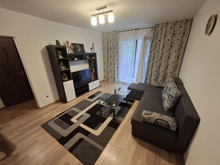 Apartament cu 3 camere semidecomandat în Alexandru cel Bun