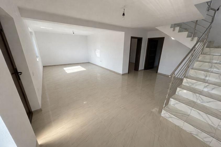 Casă cu 4 camere cu Teren 400 Mp în Geamăna