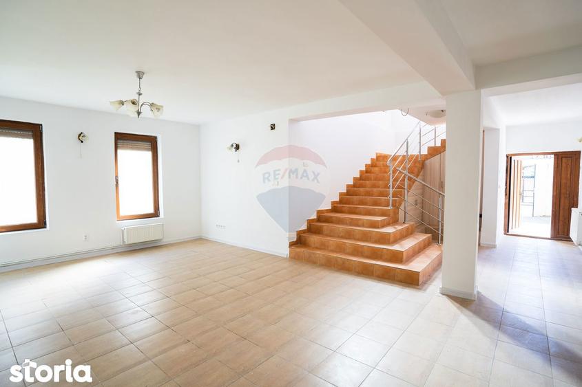 Casă cu 6 camere cu Teren 380 Mp în Găvana