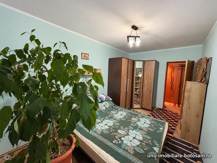 Apartament cu 4 camere semidecomandat în Central