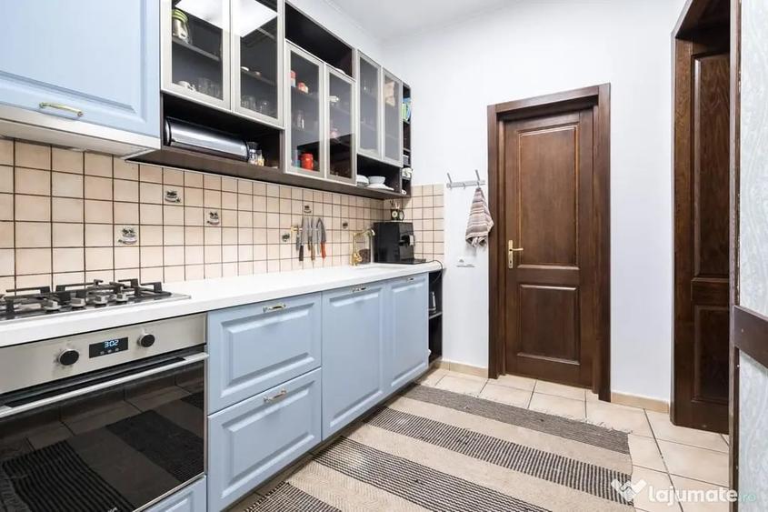 Apartament cu 5 camere decomandat, mobilat în Armeneasca