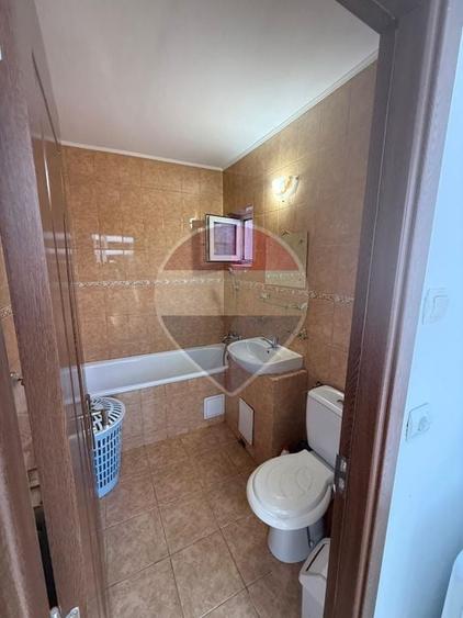 Apartament cu 3 camere decomandat, mobilat în Traian