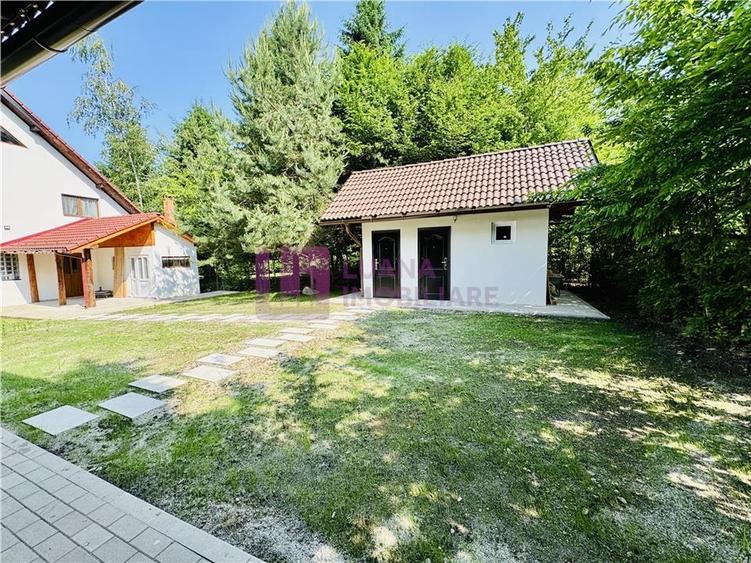 Casă individuală cu 7 camere cu Teren 1000 Mp în Central