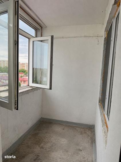 Apartament cu 4 camere decomandat în Tei