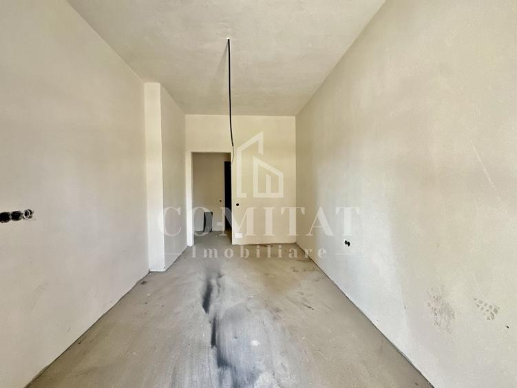 Apartament cu 3 camere semidecomandat în Florești