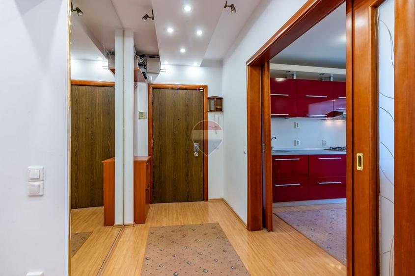 Apartament cu 3 camere decomandat, mobilat în P-ța Sfânta Vineri