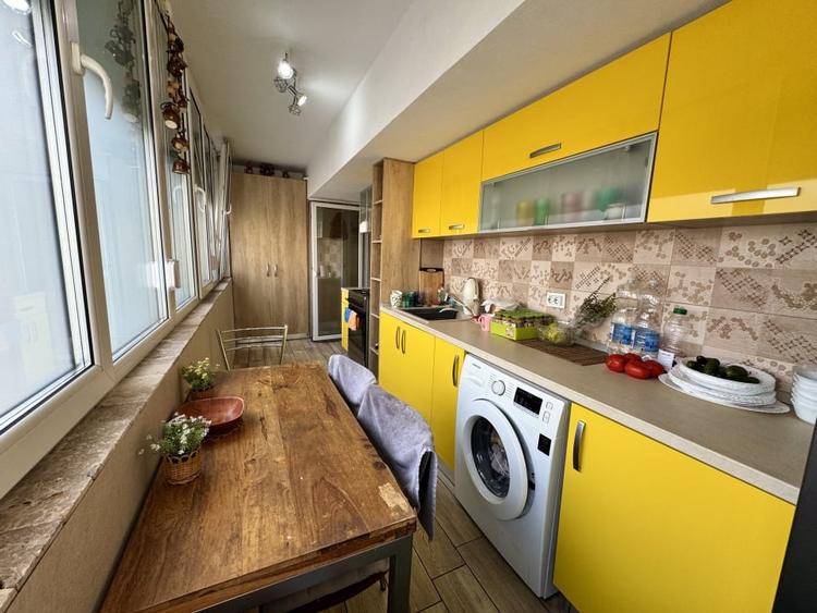 Apartament cu 3 camere decomandat, mobilat în Rovine