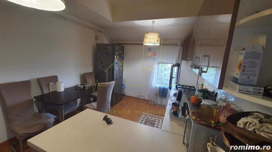Apartament cu 4 camere semidecomandat în Girocului