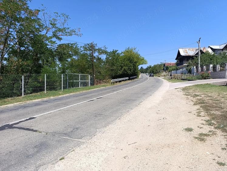 Teren de 2260 mp, în Poiana Lacului