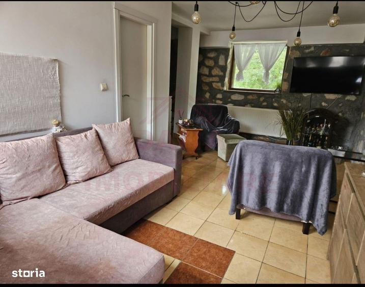 Casă cu 6 camere cu Teren 440 Mp în Zăvoi