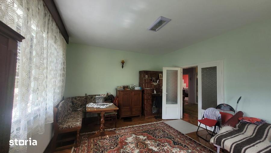 Casă cu 6 camere cu Teren 443 Mp în Livada