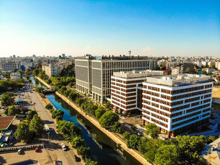 Casă individuală cu 9 camere cu Canalizare în Nerva Traian