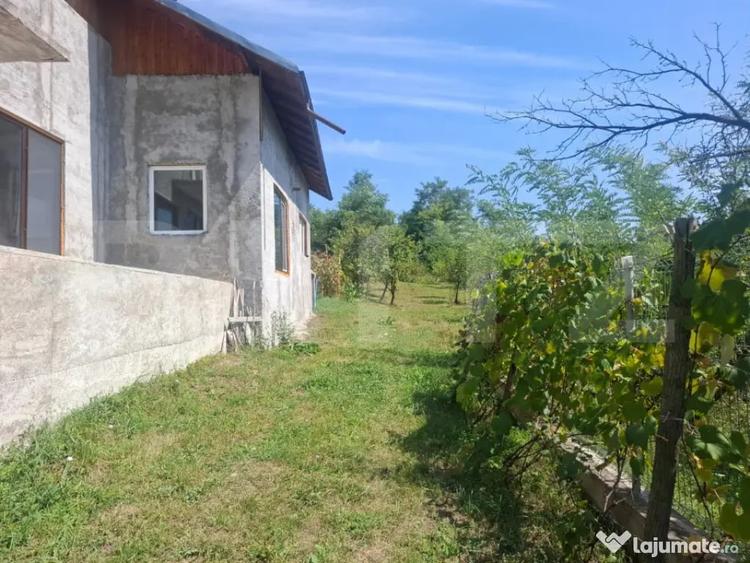 Casă cu 7 camere cu Teren 1832 Mp în Glod