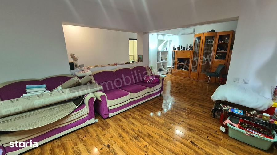 Casă cu 7 camere cu Teren 342 Mp în Central