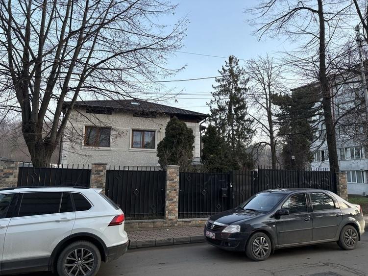 Casă cu 4 camere în Ipotești