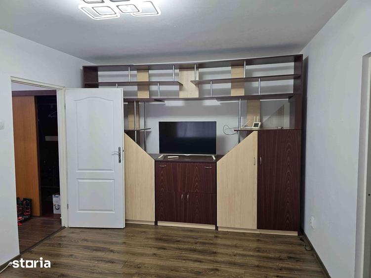 Apartament cu 3 camere în Podu Roș