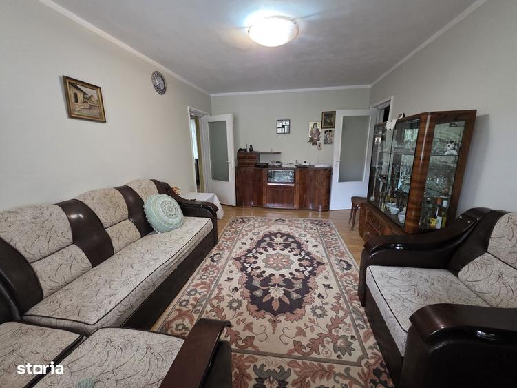 Apartament cu 4 camere semidecomandat în Hipodrom