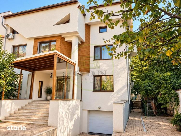 Casă decomandat cu Piscina în Aviației
