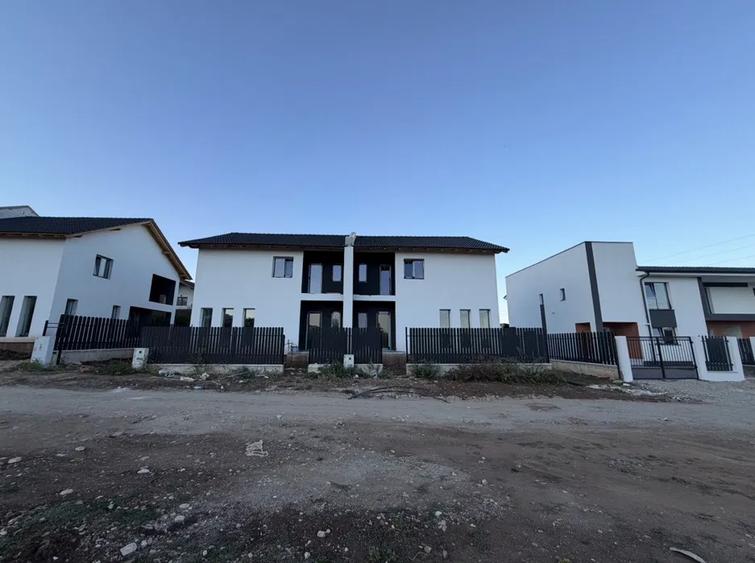 Duplex cu 4 camere cu Canalizare în Cetate