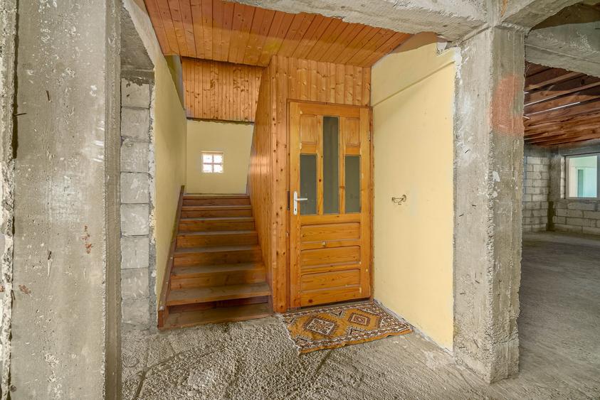 Casă cu 6 camere cu Canalizare în Giulești Sârbi