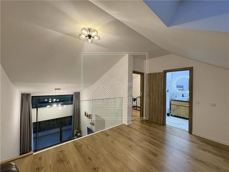 Penthouse cu 5 camere decomandat în Exterior Vest