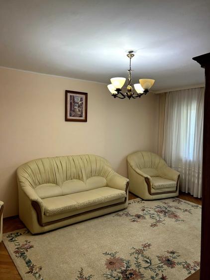 Apartament cu 3 camere decomandat în Eremia