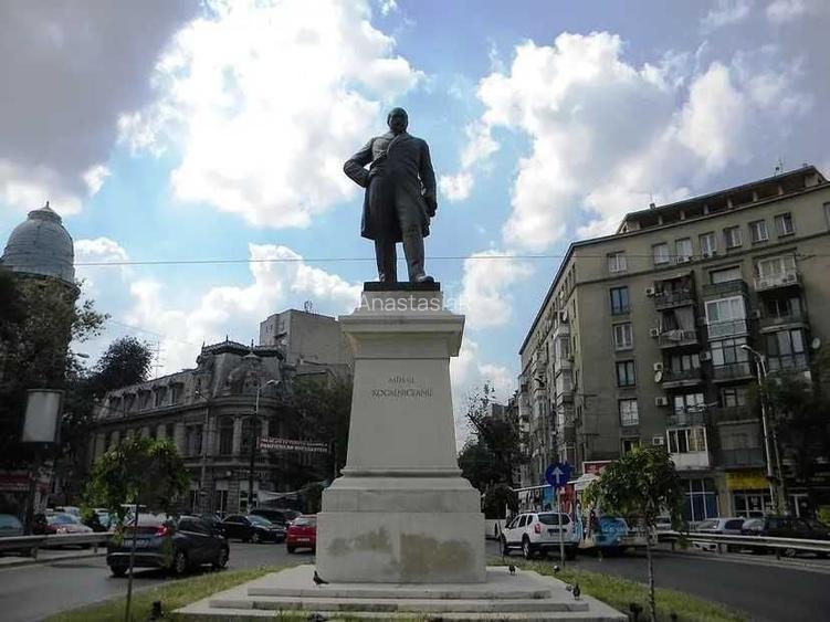 Ofer spre inchiriere un apartament cu doua camere, mobilat si utilat, situat in Piata M. Kogalniceanu. 450 de euro Doamna Andreescu: 0727 250 201