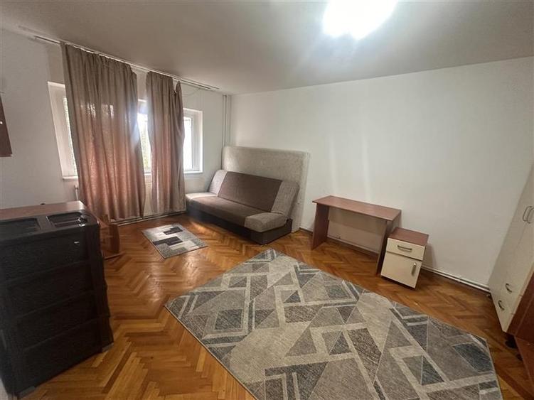 Apartament cu 4 camere decomandat, mobilat în Lipovei
