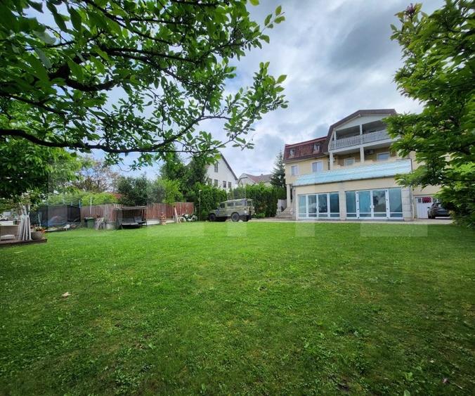 Casă individuală cu 12 camere cu Piscina în Platou