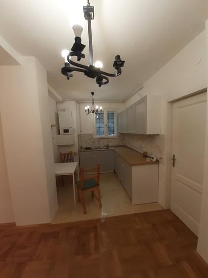 Apartament cu 4 camere decomandat în Tei