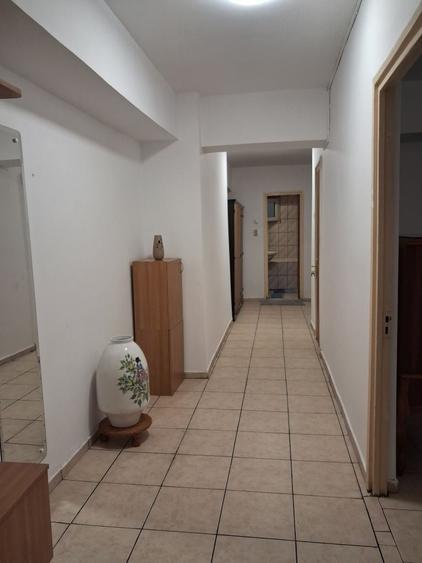 Apartament cu 3 camere decomandat, mobilat în P-ța Victoriei