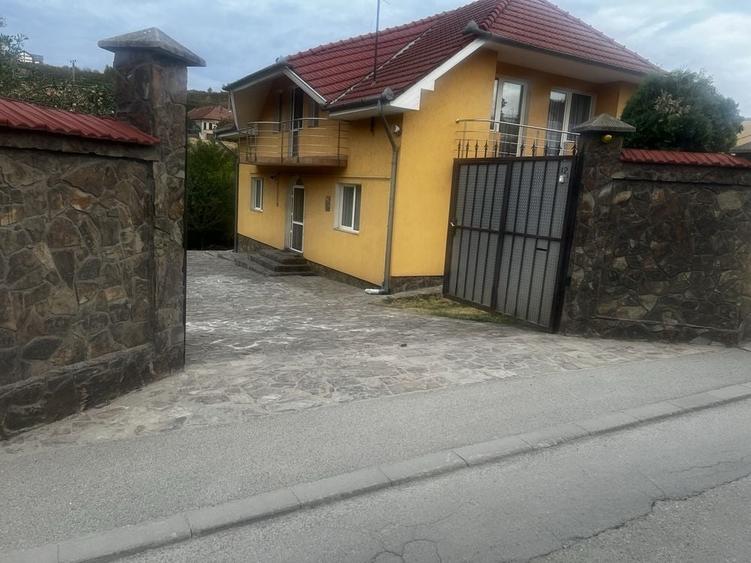 Casă cu 4 camere în Central