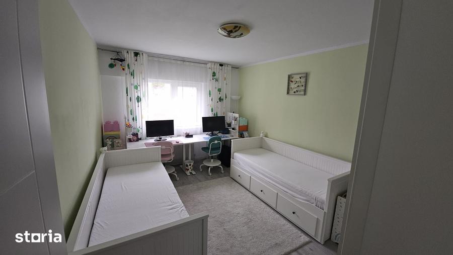 Apartament cu 4 camere decomandat în Dârste