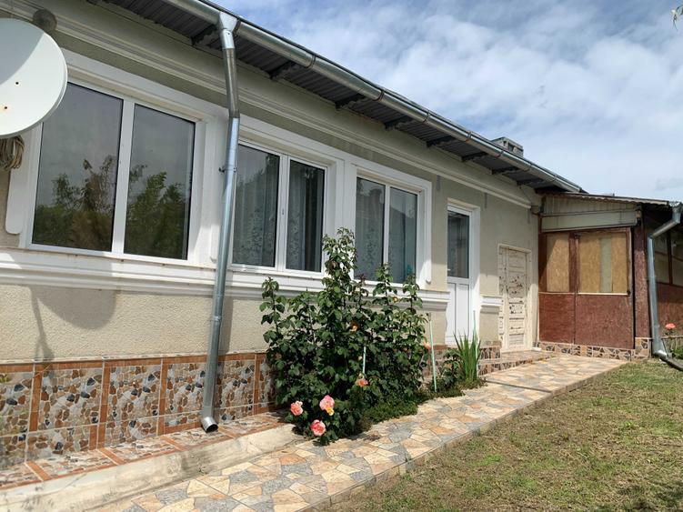 Casă cu 4 camere cu Teren 1000 Mp în Pleșoiu