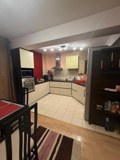 Apartament cu 4 camere decomandat, mobilat în Roșu