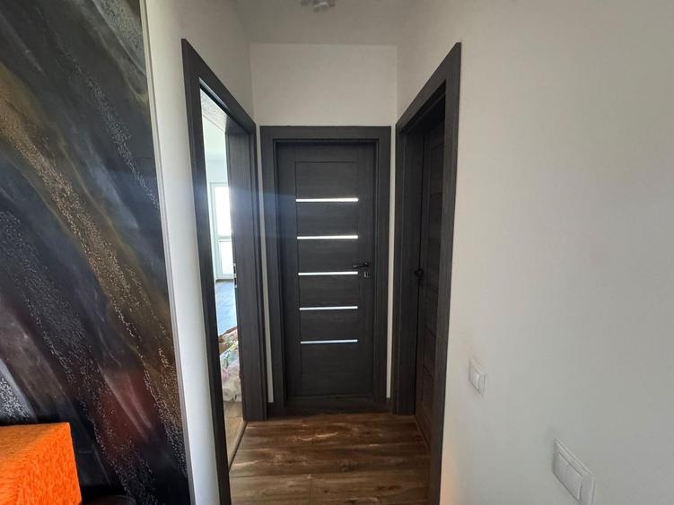 Apartament cu 3 camere semidecomandat, mobilat în Piața Cluj