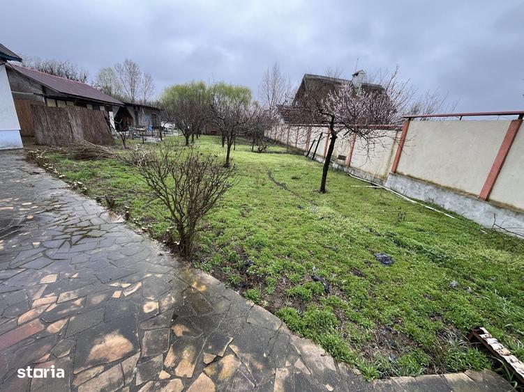 Casă cu 4 camere în Vulturu