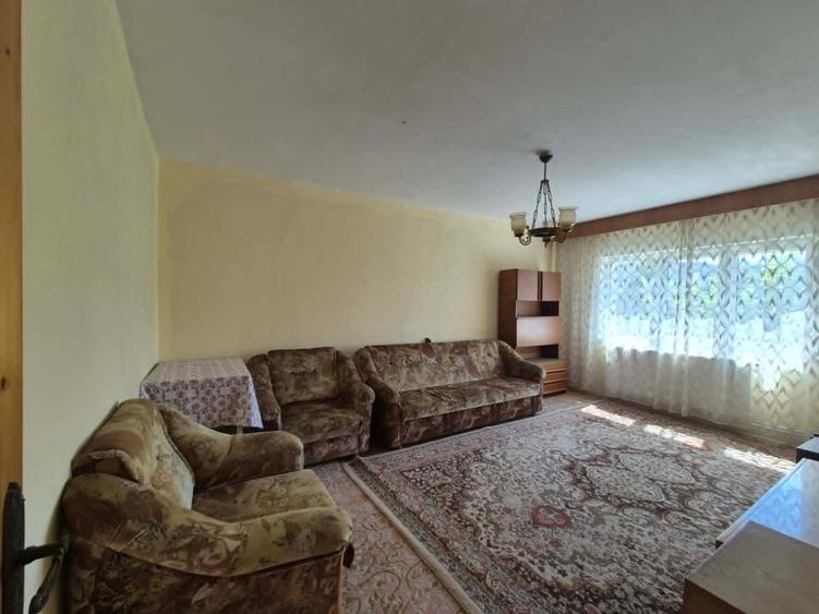 Apartament cu 3 camere decomandat, mobilat în Broșteni