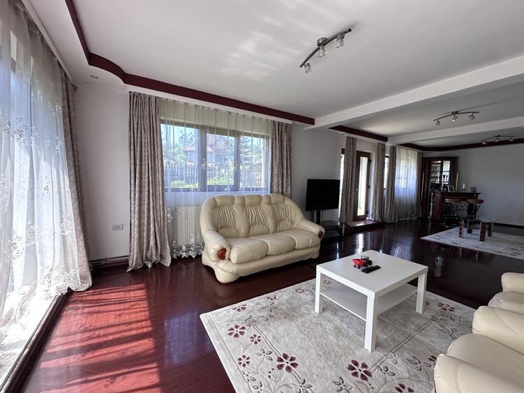 Casă individuală cu 10 camere cu Teren 5164 Mp în Malu cu Flori