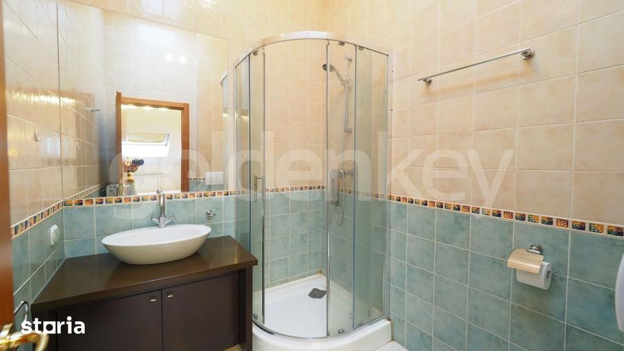 Casă cu 7 camere cu Teren 250 Mp în Central