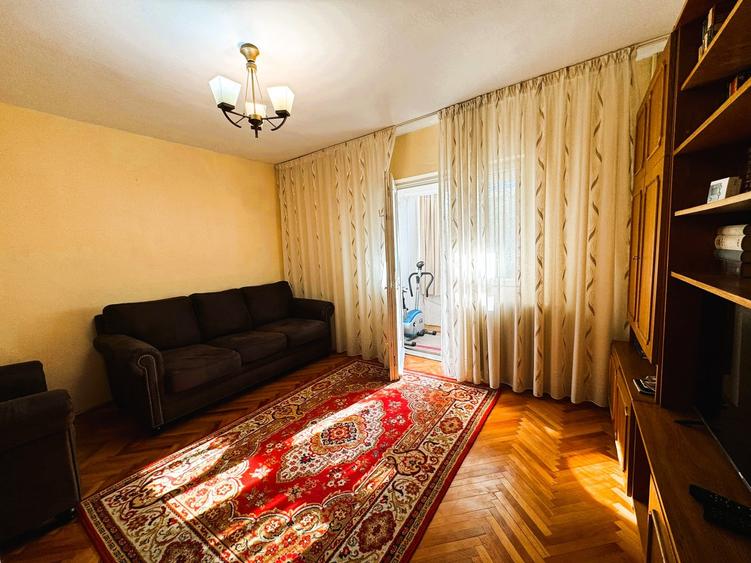 Apartament cu 3 camere decomandat în Podul de Fier