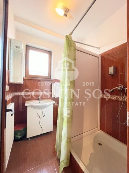 Casă individuală cu 8 camere cu Canalizare în Florești