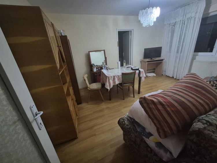 Apartament cu 3 camere semidecomandat, mobilat în Dacia