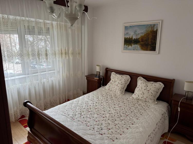Apartament cu 4 camere decomandat, mobilat în Dacia