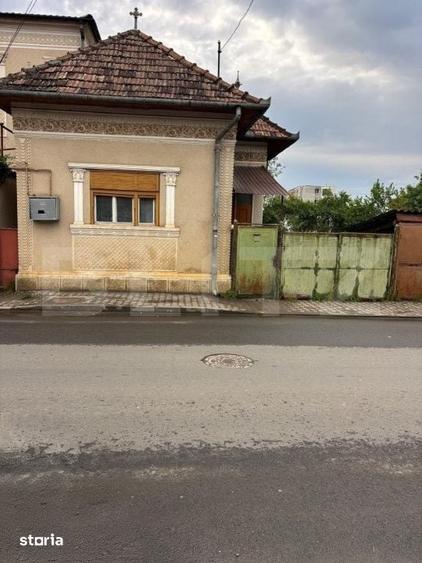 Casă cu 6 camere cu Teren 600 Mp în Central
