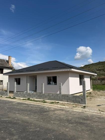 Casă cu 3 camere în Petrești